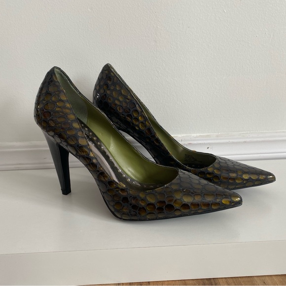 BCBGirl Green Snake Skin Leather Heels - Picture 1 of 11